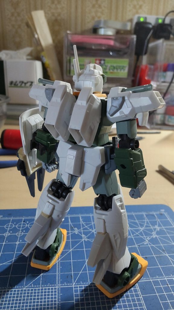 製作途中時の写真。             脹脛のスラスターはペイルライダーキャバルリーの余剰パーツを使用。写真には写っていませんが、バックパックのバーニアはREVIVE版Mk-Ⅱのを使用しております。