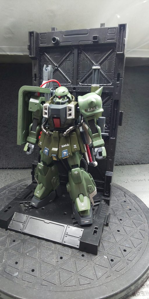  ザクウォーリアをベースにザクⅡ（肩アーマー）、ザクⅡ改（腰）、ギラズール（右肩と腰の武器のマウントラッチ？）を使用。肩アーマーはエポパテではめ込み、腰部のザクⅡ改のパーツとの接続はそのままでは動力パイプのジョイント部が邪魔だったので切除し、パイプはフロントアーマーからバックパックへ、ほぼ苦し紛れの策でしたが接続しました😅