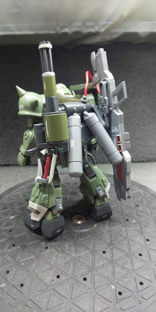 脚部は高機動型ザクを意識してディテールパーツを接着してみました😅 バックパックのプロペラントタンク（ではなくオルトロスのエネルギーパックの設定😆）はリックドムⅡから流用。