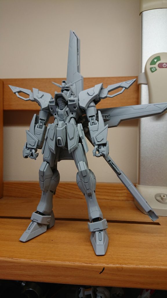 サフ状態MGらしく全体のディテールを追加