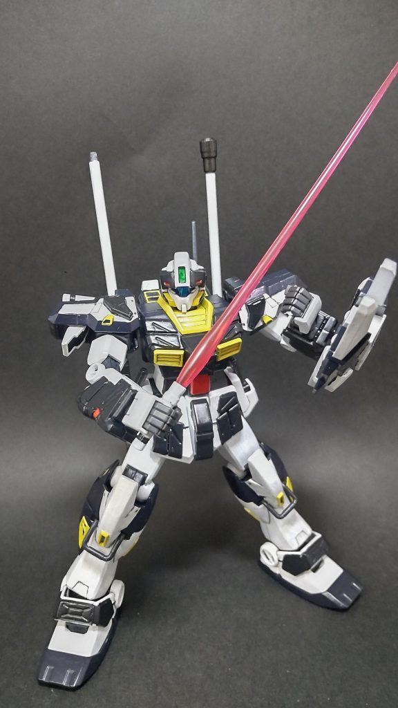 ワグテイルの改造キットでは、肩のビームサーベルが一体成型となっていたので、加工して写真のように引き抜けるようにしてあります。                  (ちなみにサーベルの持ち手はジム・ストライカーの物を使用)