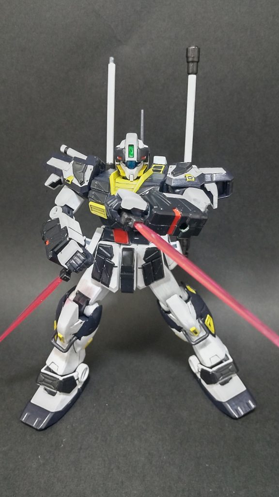 ビームダガーはジャンクにあったピクシーの物を使用。                   そのままでは持てなかったので、ダガーの持ち手をヤスリで削ったり、ハンドパーツの干渉する部分を加工してあります。またサイドスカートの収納部分も規格が違うため、ピンバイスで穴を開けて3mmのプラ棒を刺してあります。