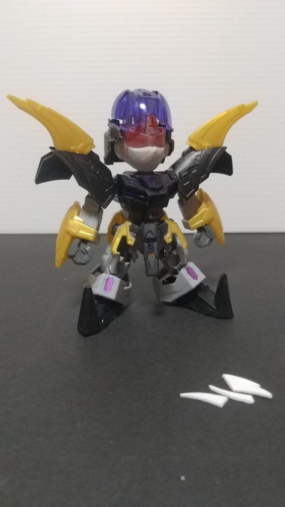 女性型ではないので色々角張ってて顔を成形するのに四苦八苦、頭は孫尚香のように前後で分割するのではなく、まずフェイスパーツを左右で挟み込んでからの頭頂部を被せる構造なので髪を成形するのもまた四苦八苦