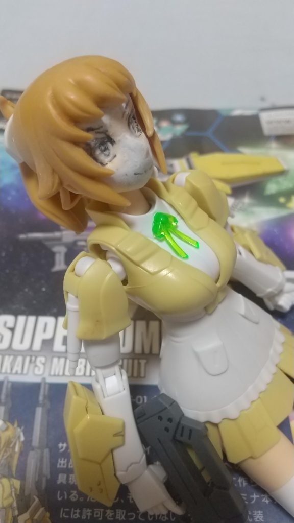 加工箇所はまず眉毛の位置が高すぎる気がしたので差し込み口をパテで埋めて手描きに口周りの凹凸が多いので埋め、鼻が低いかなと思ったので高くしました目が小さい気がしたので白目の部分を多めに塗装、そのさい瞳にモールドが入っていたのでラッカーパテで塗りつぶしましたボディの方は何もしてません