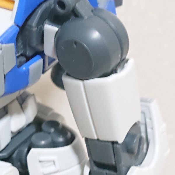 何がしたいのかわからなくなった今年の1月にガンダムベースで買えたGP04、肩が気に食わず、削りまくって丸みを出し、まだ怒り肩だったので接続位置を切り取りかなり下げヤメレバいいのに色々いじり出したらいつまで経っても完成できませんちなみに腹と足首はボールジョイントにし、デティールはGQ風にしたつもりだったりして肩はだいぶ好みになったと思います顔もマークⅡ顔を優しくなるようにいじりましたが失敗ゆくゆくは例の謎のシルエットを実現させ、来年のオラザクに出したい（2枚目）