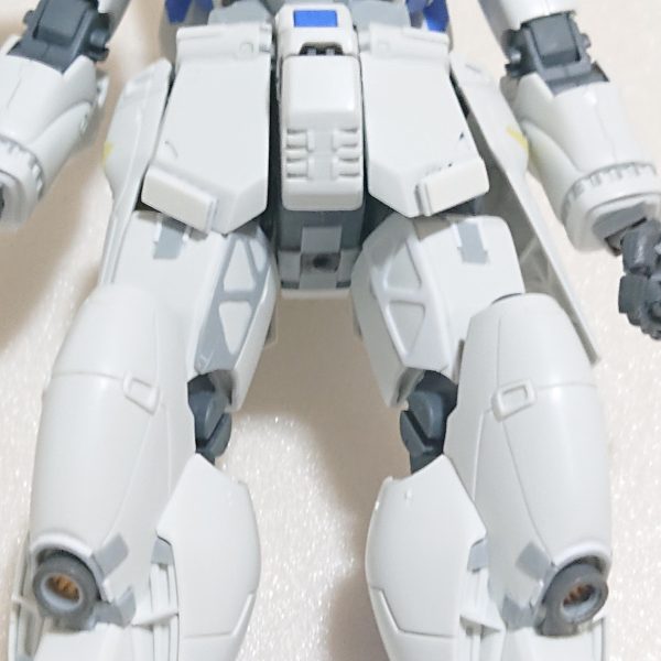 何がしたいのかわからなくなった今年の1月にガンダムベースで買えたGP04、肩が気に食わず、削りまくって丸みを出し、まだ怒り肩だったので接続位置を切り取りかなり下げヤメレバいいのに色々いじり出したらいつまで経っても完成できませんちなみに腹と足首はボールジョイントにし、デティールはGQ風にしたつもりだったりして肩はだいぶ好みになったと思います顔もマークⅡ顔を優しくなるようにいじりましたが失敗ゆくゆくは例の謎のシルエットを実現させ、来年のオラザクに出したい（4枚目）