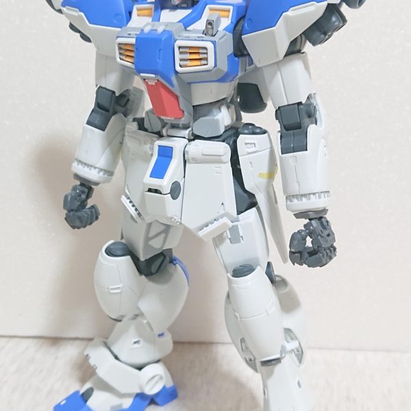 何がしたいのかわからなくなった今年の1月にガンダムベースで買えたGP04、肩が気に食わず、削りまくって丸みを出し、まだ怒り肩だったので接続位置を切り取りかなり下げヤメレバいいのに色々いじり出したらいつまで経っても完成できませんちなみに腹と足首はボールジョイントにし、デティールはGQ風にしたつもりだったりして肩はだいぶ好みになったと思います顔もマークⅡ顔を優しくなるようにいじりましたが失敗ゆくゆくは例の謎のシルエットを実現させ、来年のオラザクに出したい（5枚目）