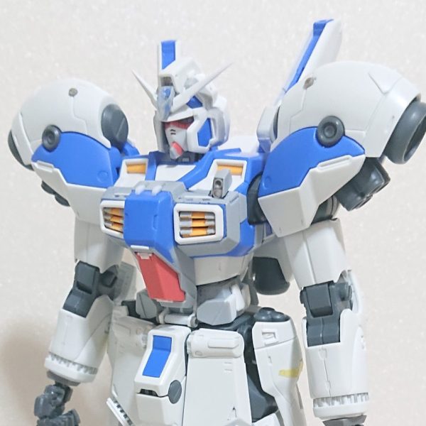 何がしたいのかわからなくなった今年の1月にガンダムベースで買えたGP04、肩が気に食わず、削りまくって丸みを出し、まだ怒り肩だったので接続位置を切り取りかなり下げヤメレバいいのに色々いじり出したらいつまで経っても完成できませんちなみに腹と足首はボールジョイントにし、デティールはGQ風にしたつもりだったりして肩はだいぶ好みになったと思います顔もマークⅡ顔を優しくなるようにいじりましたが失敗ゆくゆくは例の謎のシルエットを実現させ、来年のオラザクに出したい（1枚目）