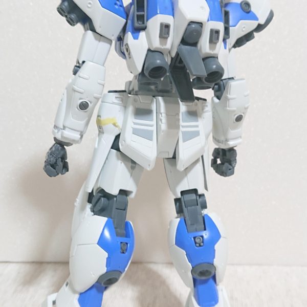 何がしたいのかわからなくなった今年の1月にガンダムベースで買えたGP04、肩が気に食わず、削りまくって丸みを出し、まだ怒り肩だったので接続位置を切り取りかなり下げヤメレバいいのに色々いじり出したらいつまで経っても完成できませんちなみに腹と足首はボールジョイントにし、デティールはGQ風にしたつもりだったりして肩はだいぶ好みになったと思います顔もマークⅡ顔を優しくなるようにいじりましたが失敗ゆくゆくは例の謎のシルエットを実現させ、来年のオラザクに出したい（6枚目）