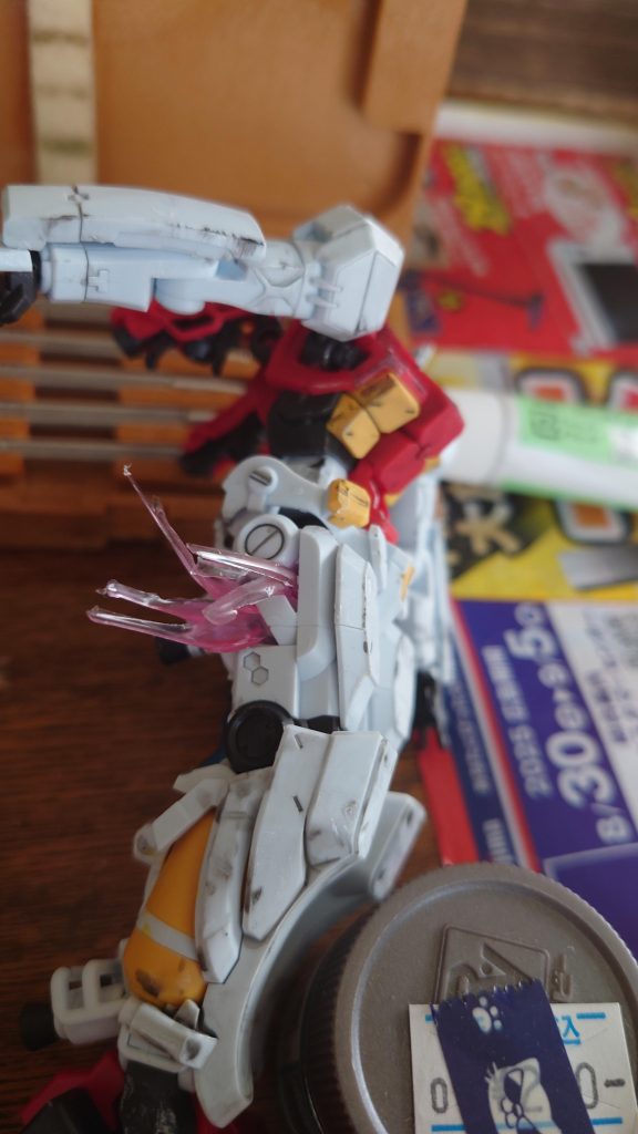 今回のワンポイントは右足上部エネルギータンクを爆破エフェクト作成しました。レジンで基本のファイア部分作成