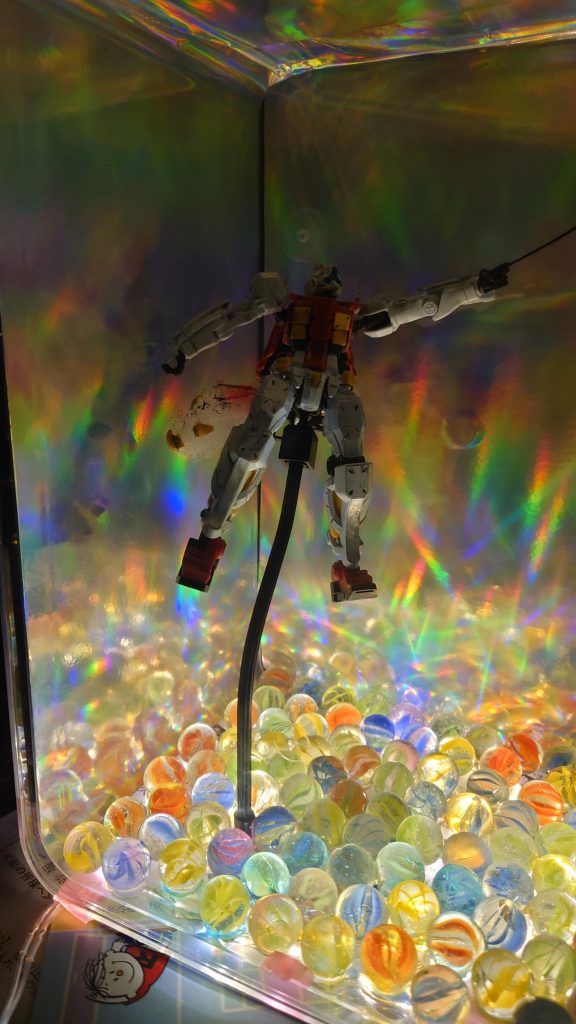 キラキラ用にビー玉の下にレジンを何色も敷いてビー玉の固定も兼ねて設置してワイヤーライトを下部に入れてみました。