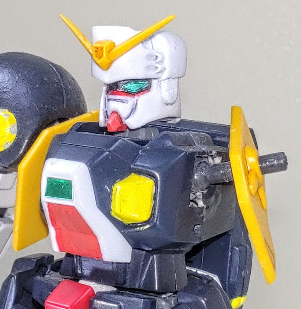 胴体。　ウェーブ製のボールジョイントを仕込んで肩の可動範囲を拡大させました。黄色のプレートは可動に支障が出ないようにあえて接着していません。腹部は初代hgストライクのパーツを仕込んでます。