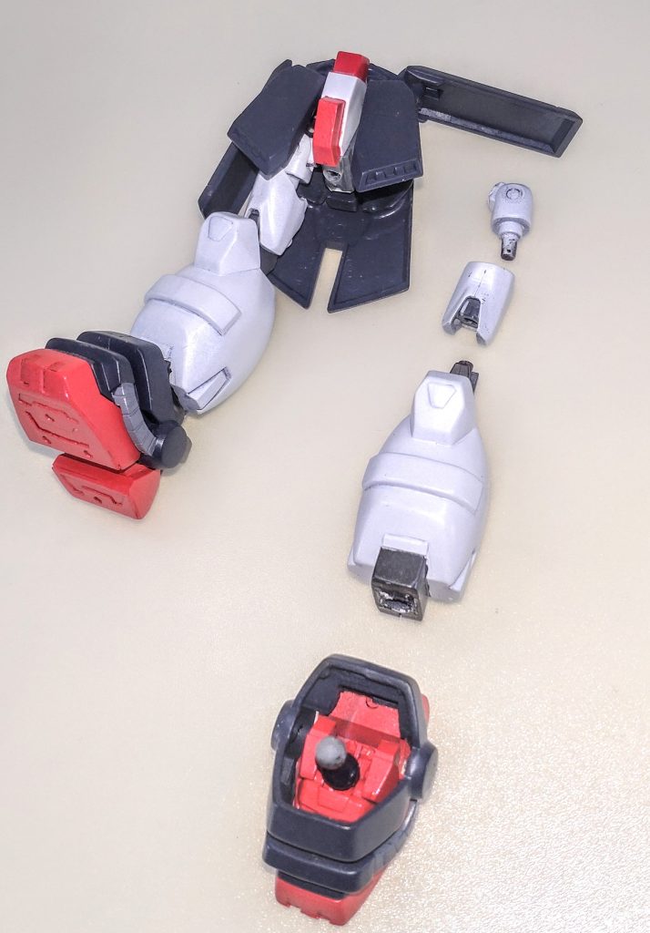 下半身。　特に改修が顕著だった部分。スカートアーマー・リアアーマーはスプリングパイプ方式に変更、股関節をボールジョイントから軸関節に変更して可動範囲を見直しました。脚部は初代hgストライクベースで膝関節にホビージャパン2012年付録のガンダムSEEDカスタムキットを使用してます。足首は内部に初代hgガンダムアストレイの足首を仕込んでいますが、さらにイエローサブマリンの球体ジョイントを使用して可動範囲を拡大させました。