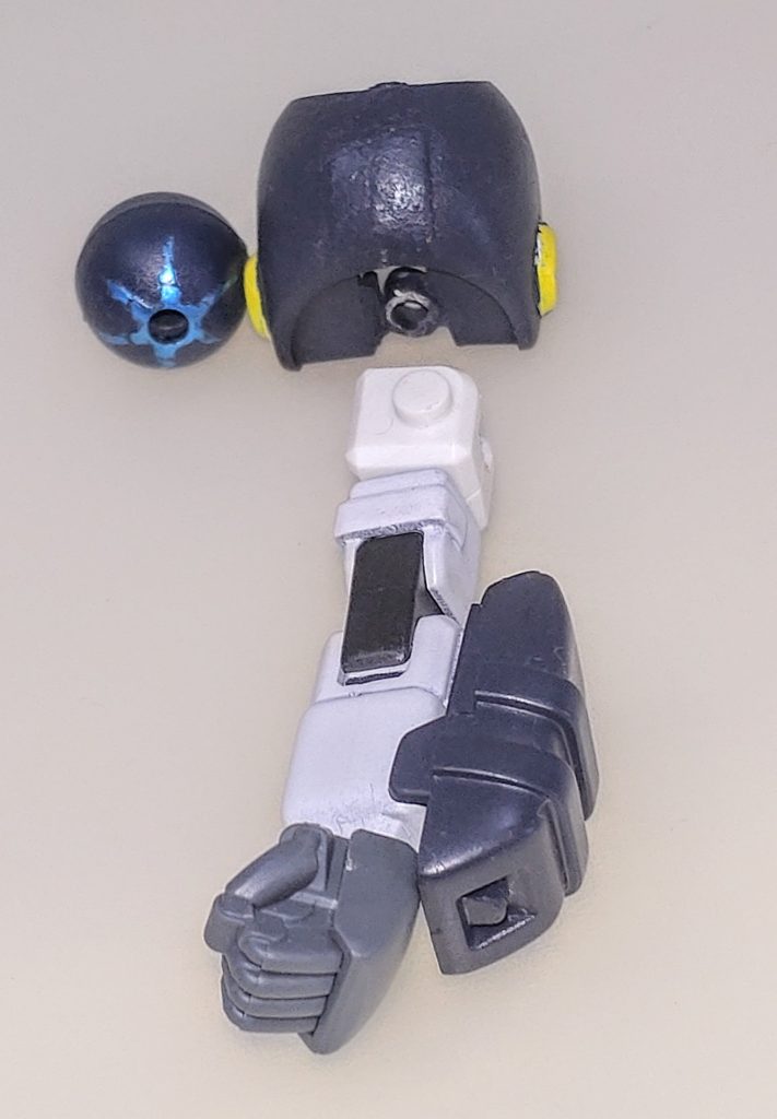 腕部。初代hgストライクの腕部にボルトのパーツを貼り付けています。肩アーマーは内部をくり抜いて接続を変更しています。手首はビルドナックルのLサイズを仕様してボルトのキャラクター性をアピールしました。