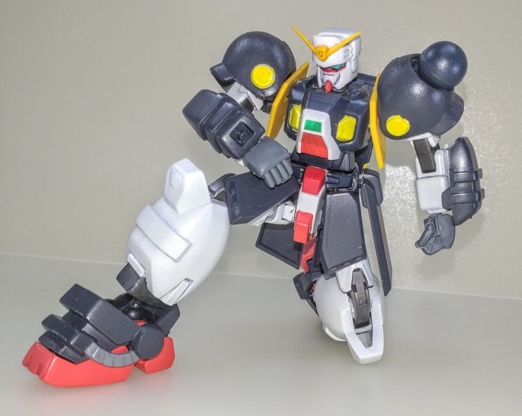 アクションポーズ。初代hgストライクをベースにしているだけあってここまで動けるようになりました。