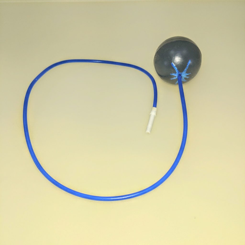 武装類。グラビトンハンマーはジャンク品のサーベルに市販のコードとホームセンターで購入したカプセルで再現しました。