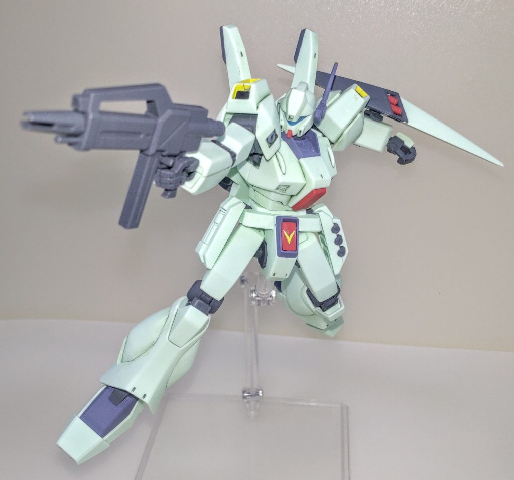 最後にパッケージと同じポーズ。以上ジェガンでした。たまには基本工作のみの仕上げも良いですね。無改造でもキットの良さが出てくるから楽しく製作出来ました。最後まで見て頂いてありがとうございました。