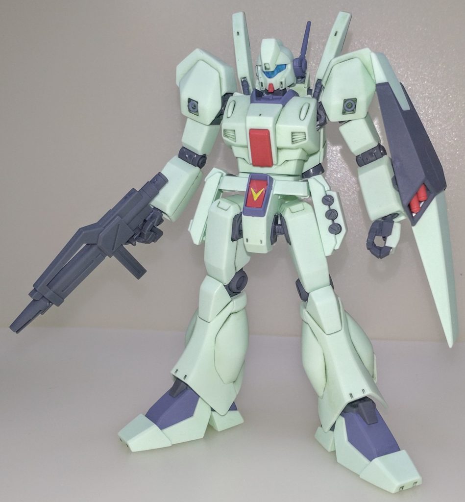 フル装備。全体的につや消しトップコートを施したのですが、量産機にはこの仕上げの方が個人的に似合っていると思います。