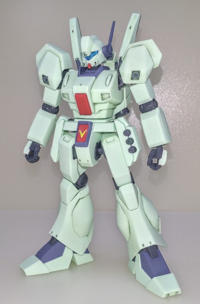 全身。このキットは覚えている限りでは2013年頃に購入してパチ組して部分塗装を施した後しばらく放置状態にしていたのですが、改造ガンプラばかり製作していた息抜きに久々に手にとって見たら、たまには普通に製作してみようと思い今年の2月に完成させました。