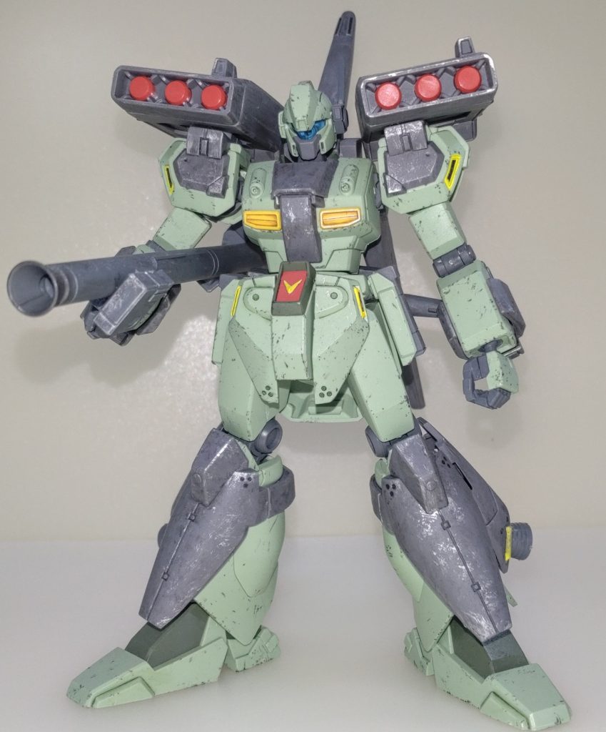 フル装備。写真を撮り忘れたのですが、ビームライフルはリアアーマーにマウント出来るように磁石を仕込みました。バズーカは砲身にタミヤウェザリングマスターのススを追加しました。