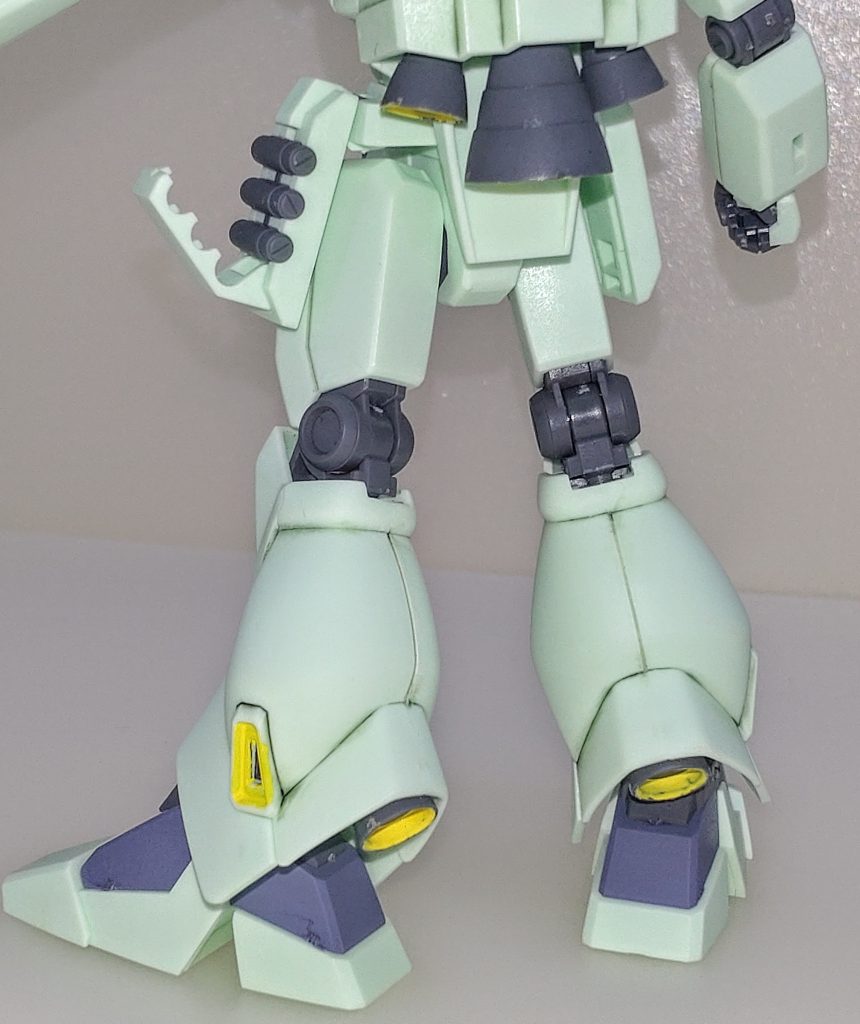 下半身。こちらも合わせ目消し以外はそのまま。スミ入れはリアルタッチマーカーグリーンを使用しています。