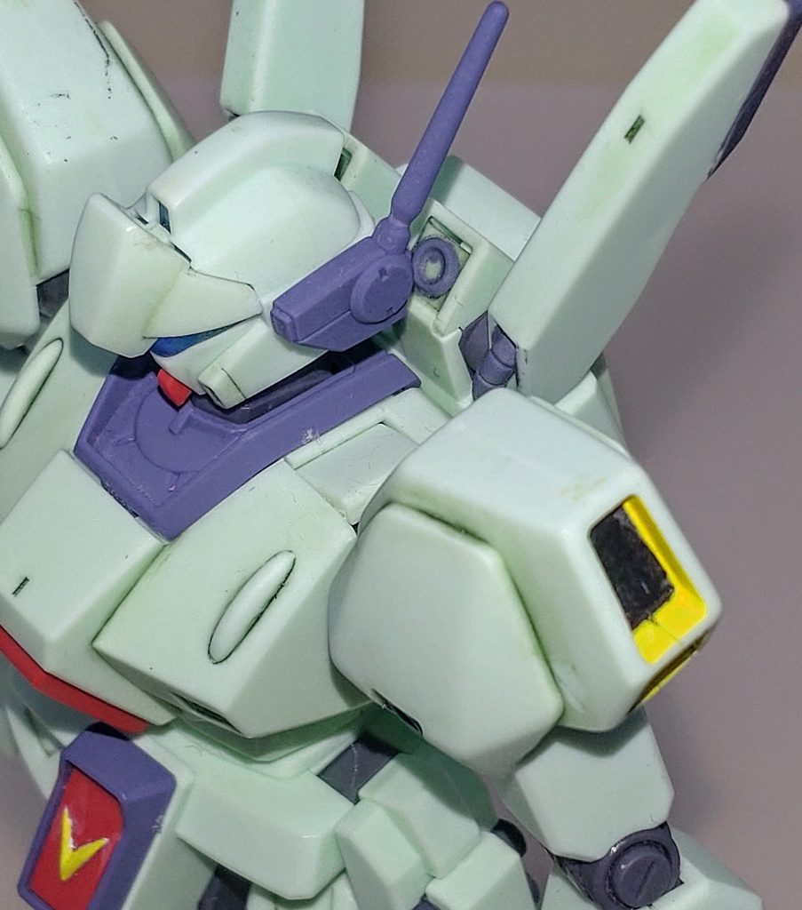 上半身。 頭部及び肩アーマーの合わせ目を消した以外はそのままですが、少しばかり仕上げが雑です😅