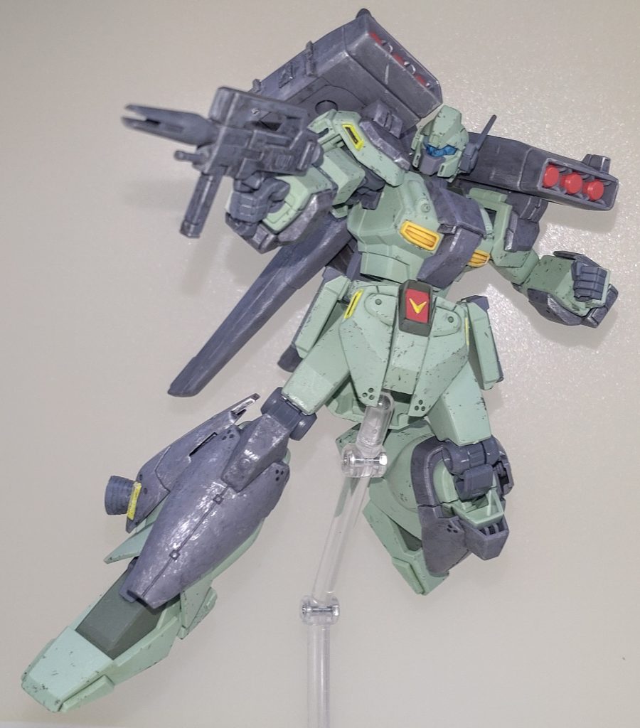 アクションポーズ。宇宙空間仕様なので実際どのように汚れるのか想像しながらウェザリングしましたが、この作業、結構楽しいです!