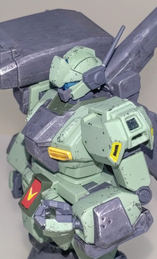 上半身。頭部及び肩アーマーの合わせ目を消した後、本体はスポンジでのチッピング、増加装甲はウェザリングカラーマルチブラックを塗布・拭き取り後、シルバーでドライブラシを施しました。