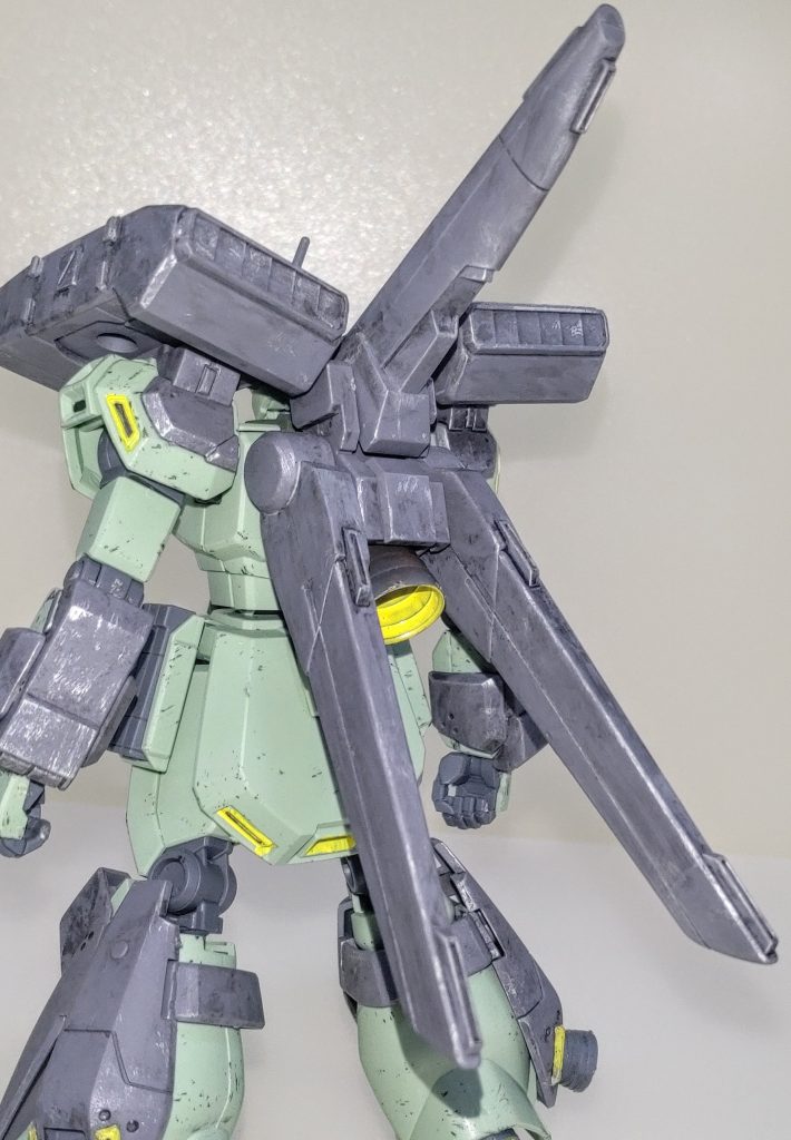 バックパック。プロペラントタンク及びスタビライザーは合わせ目を消した以外はキットのままですが、完全に消えていない部分もあるのでウェザリングを派手めに施して目立たないようにしています。（ それでもやはり目立っています…😅）