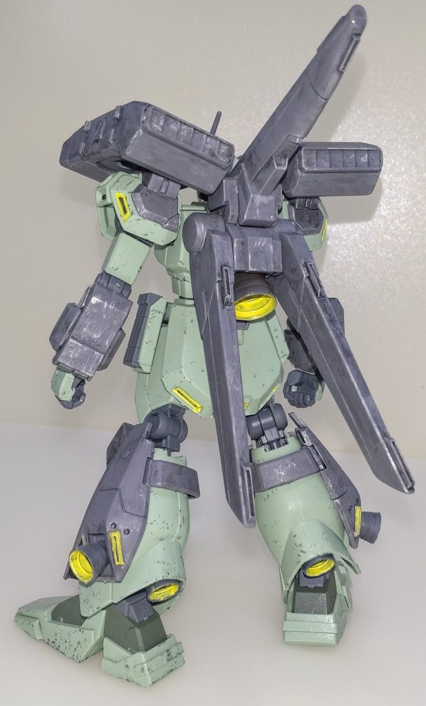 背面。主に合わせ目消し等の基本工作からの成型色フィニッシュですが、宇宙空間での戦闘をイメージしてウェザリングを施しました。少しばかりやりすぎた感がありますが製作時期がガンプラ製作を再開したばかりだったので、リハビリということで…😅