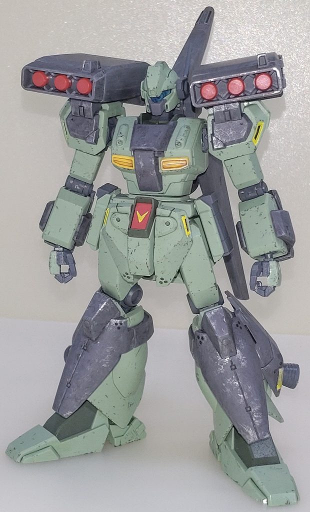 全身。キットは2013年頃に購入してパチ組・部分塗装を施した後しばらく箱の中で眠っていたのですが、2022年頃に久々にガンプラ製作を再開した際に箱から取り出してみた所、いくつか気になる箇所があったので普通に仕上げるだけでは物足りなかったのでウェザリングを施して2023年に改めて完成させました。