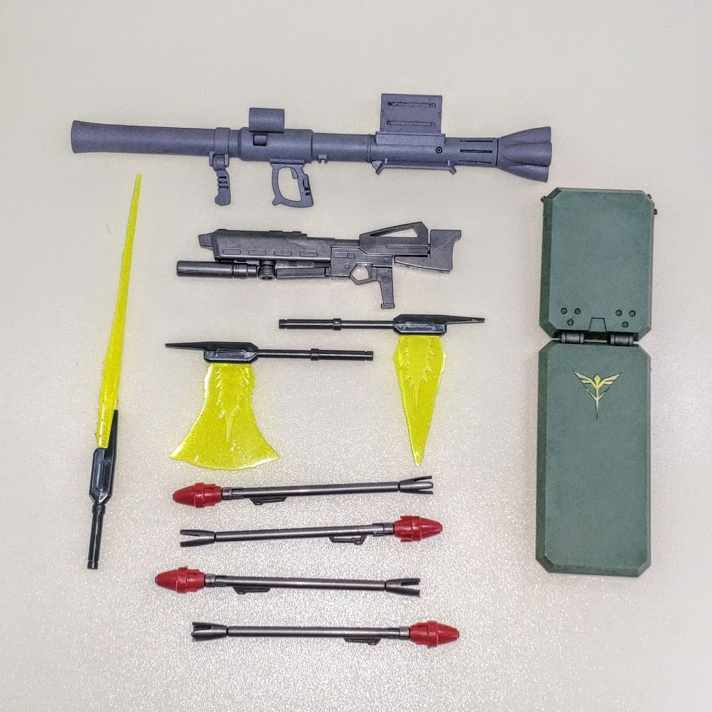 武装類。付属の武装類に今回はORIGIN版ザクに付属するバズーカを製作しました。物資で劣るネオジオン側の装備の関係上、旧型の装備も使用していることを想定して追加しました。