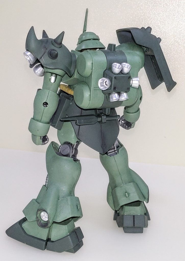 背面。主に合わせ目消し等の基本工作による成型色フィニッシュが中心ですが、前述のフィルタリングやウェザリング、そして恒例の武装追加を行いました。