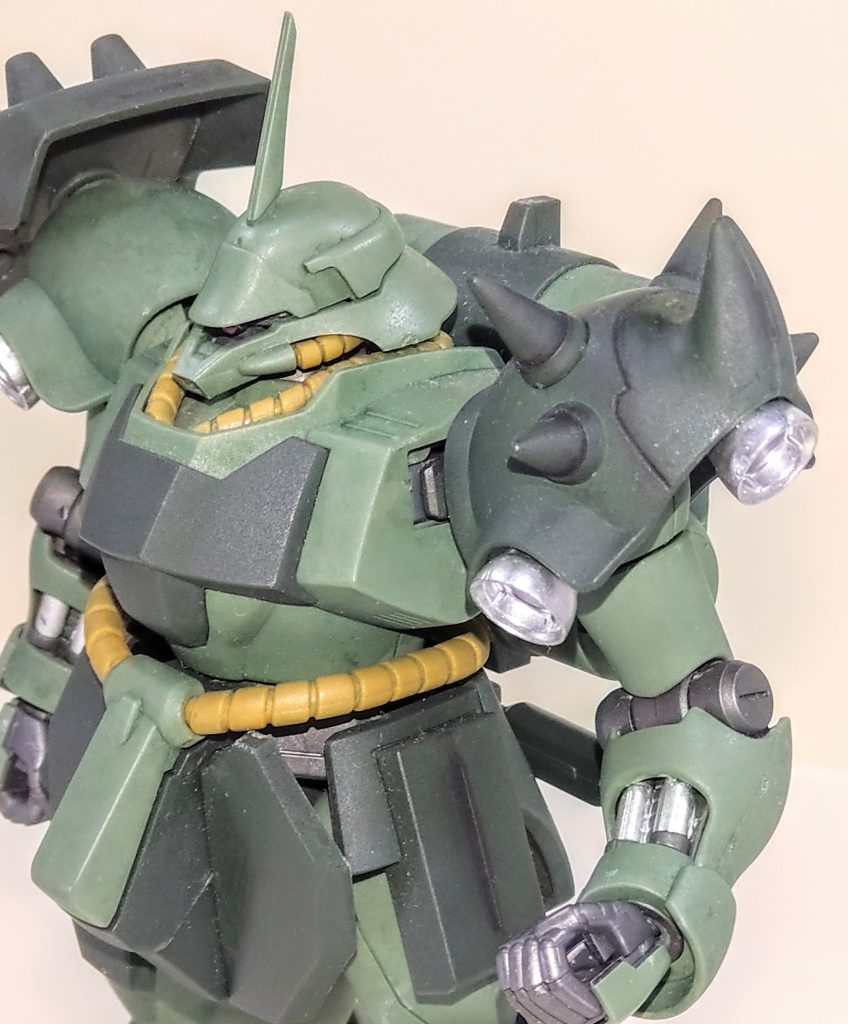 上半身。両肩アーマーの合わせ目消しを行った後、全体的にフィルタリングリキッドのフェイスグリーンを塗布・キムワイプで叩く用に拭き取りました。濃い緑の装甲のモールドにはリアルタッチマーカーグレー3を使用しました。バーニア及びシリンダー部分は4Artistマーカーシルバーで部分塗装しています。