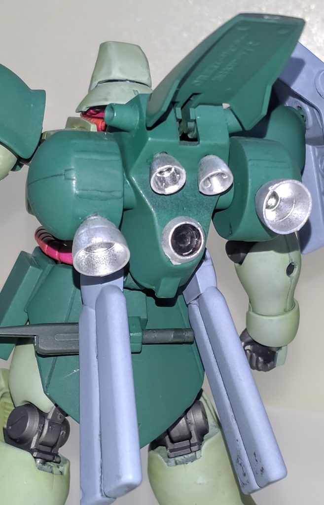 バックパック。設定画が一枚しかないのでギラ・ドーガのものを改造した作例が幾つか見られたのですがここは個性を出してみようと、以前載せたガルスK製作の際に取っておいた旧1/144ガルスJのバックパックにhgカオスガンダムのプロペラントタンクを組み合わせたものを流用しました。