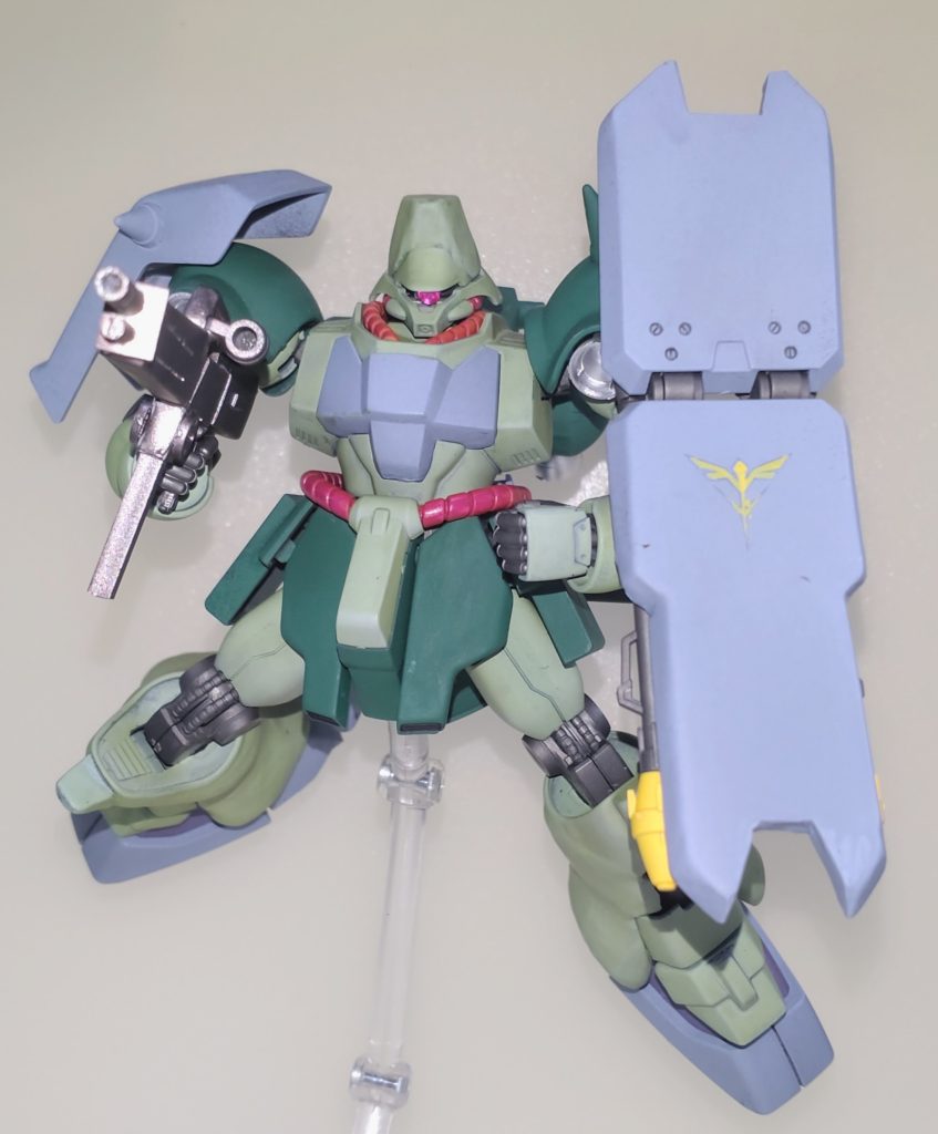 最後にSDキットのパッケージを意識してのポーズ。以上ギラ・ドーガ改でした。ギラ・ドーガはジェガンに比べるとバリエーション機のキットがとても少ないのでこういった機体も少しずつリリースしていってもらいたいものですねぇ。最後まで見て頂いてありがとうございました。