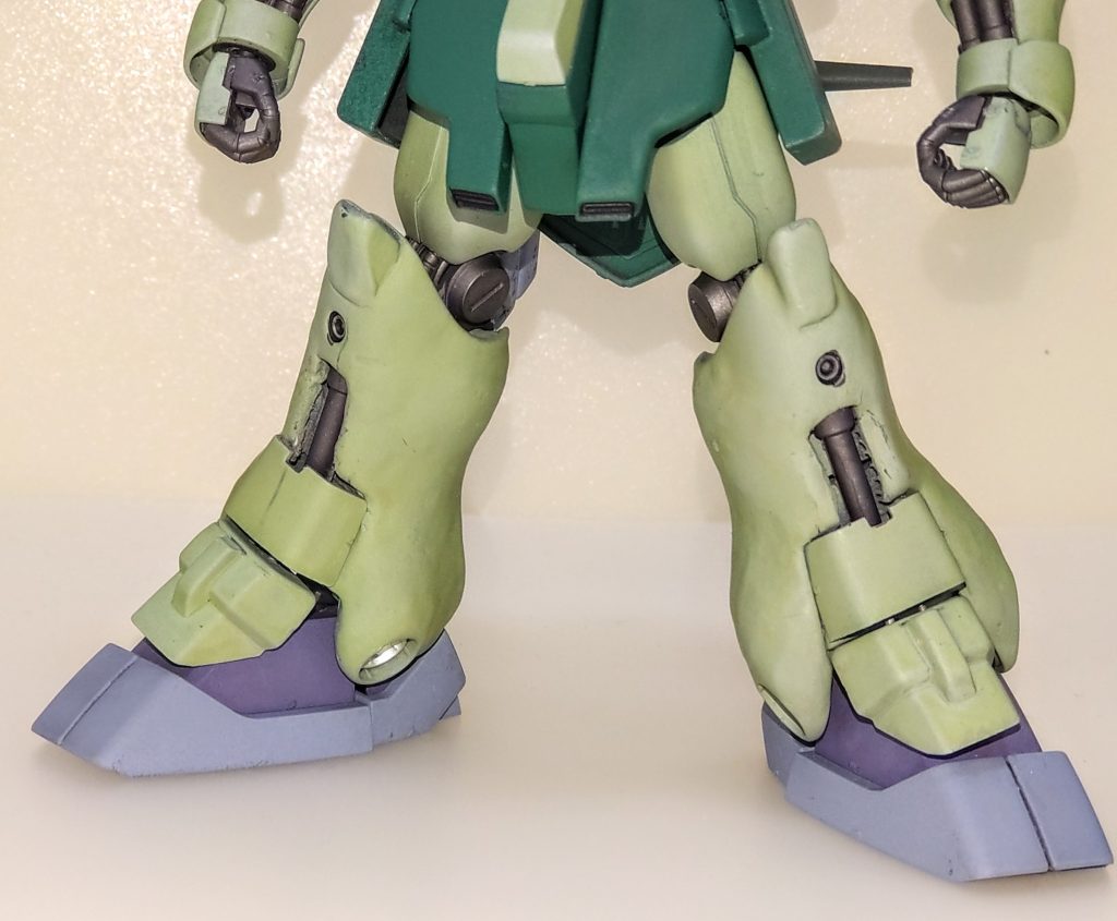 下半身。スカートアーマーも設定画に合わせてプラ材・エポキシパテで形状変更しました。脚部はエポキシパテで形状変更後、足首アーマーを旧1/144νガンダムのパーツをスプリングパイプで接続して再現しました。