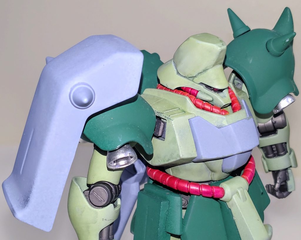 上半身。本機の特徴ともいえる頭部はプラ材で土台を製作後、エポキシパテで形状出しを行いました。　バケツ頭と呼ばれているのを最近知ったのですが、よく出来たネーミングですね😄両肩アーマーも設定画に合わせて形状変更しました。 