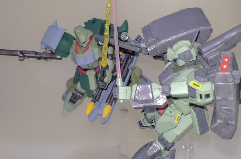 ユニコーンでは後継機のギラ・ズールが登場した関係上、出ませんでしたけどこういった対決シーンも観てみたかったものです。（ ギラ・ズールもカッコいいことには間違いありません!）