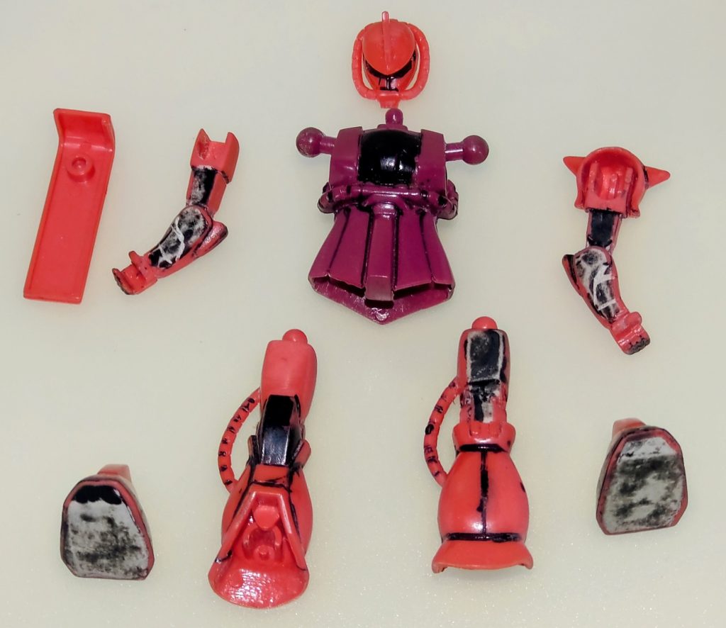 製作途中。この状態から肉抜き穴がどこに埋められているか確認できると思います。この辺は今の食玩と変わりないかもしれませんね。