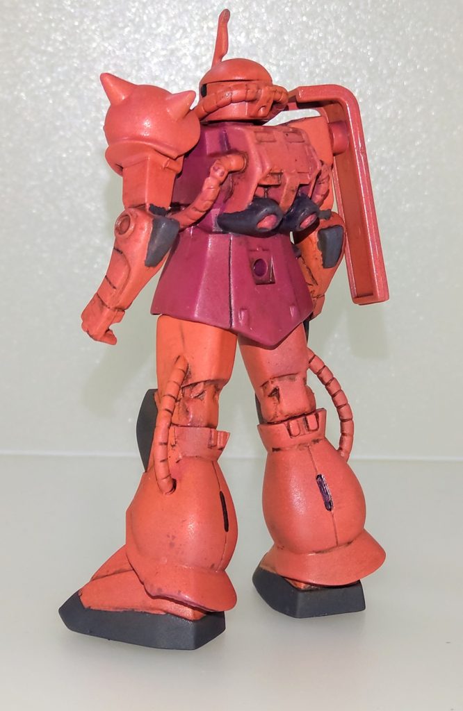 背面。主に合わせ目消し・肉抜き穴を埋める等の基本工作を行いました。本体はABS製なのでタミヤのプライマーを塗布した後、黒サフで下地を作りました。カラーはガンダムマーカージオン軍セット付属のシャアピンク・シャアレッドをエアブラシシステムでそれぞれ塗装、コクピット等もMr.カラーで塗り分けた後つや消しコートして完成させました。