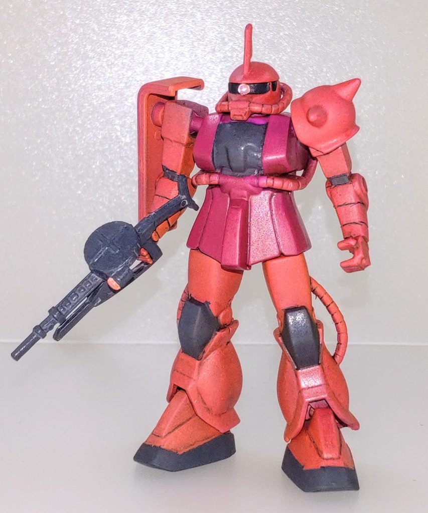 全身。キットは1999年当時のMGシリーズを小型化したような印象であるため、プロポーションは現在の食玩でも充分通用すると思います。ですが小スケールモデルのため手足に肉抜き穴があります。