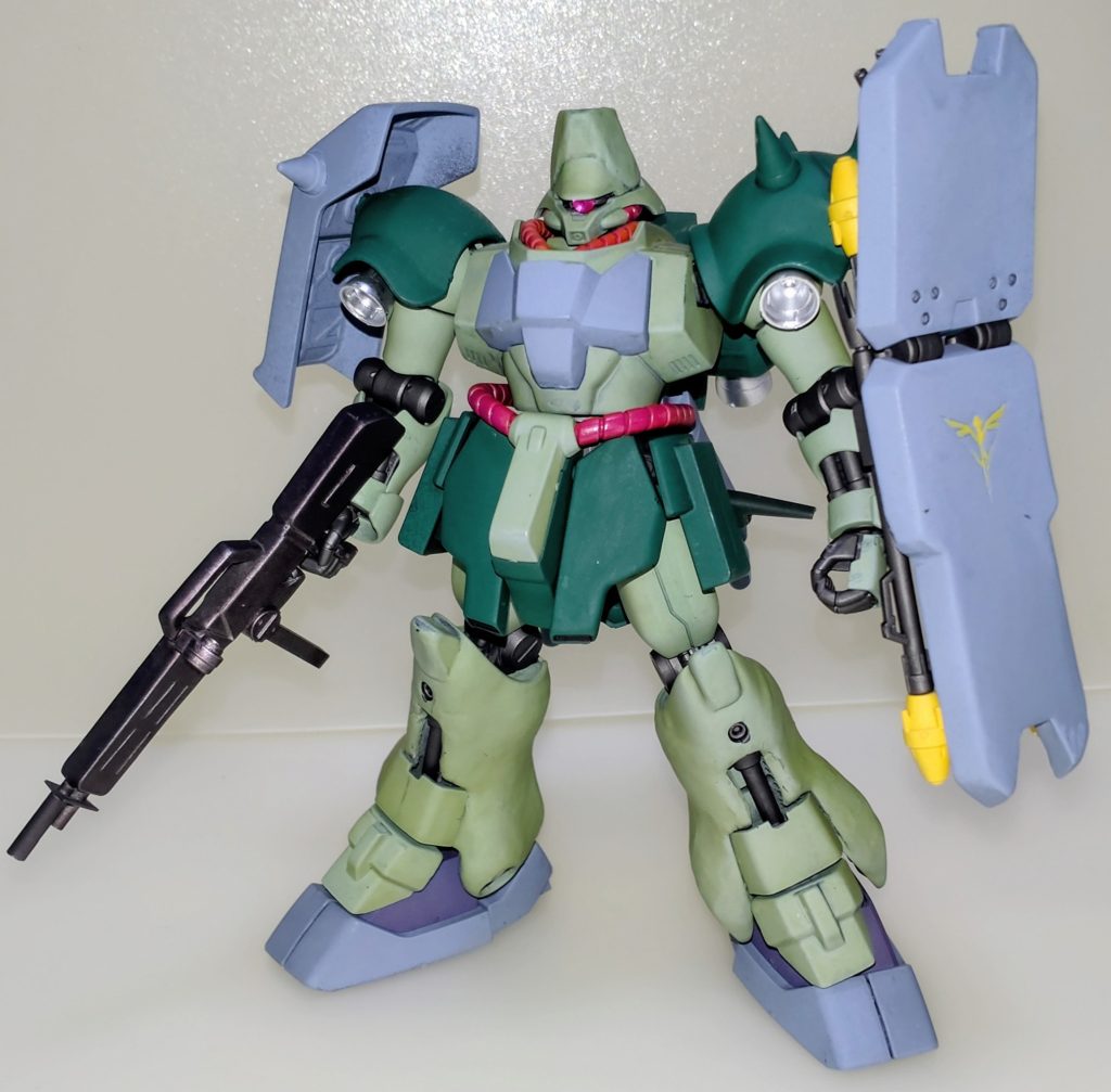 フル装備。設定画と同様にカラーは明るめにしましたが、濃いグリーンが鮮やか過ぎたのか、若干ザクⅡ改寄りになりました…😅