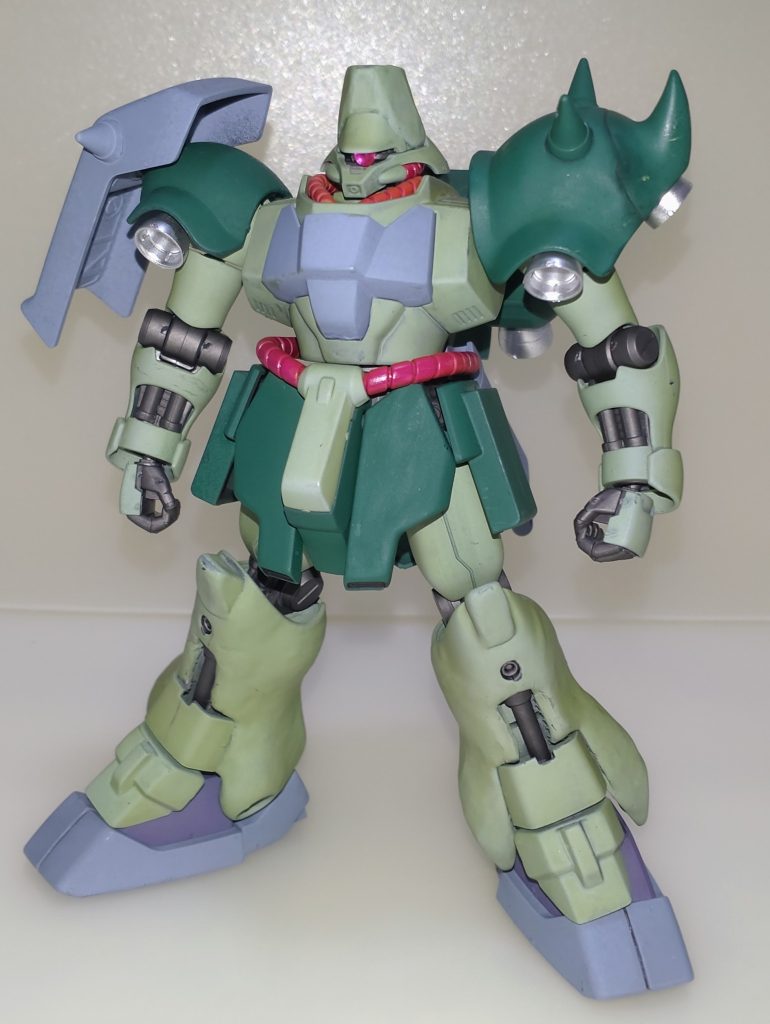 全身。ベースキットはもちろんhgucギラ・ドーガですが、設定画ではオリジナルから変更点が幾つか見られるので、ガンスタさんに投稿されている各モデラーさんの作品を参考にしつついかにギラ・ドーガ改に似せるかをテーマに今年の5月に完成させました。