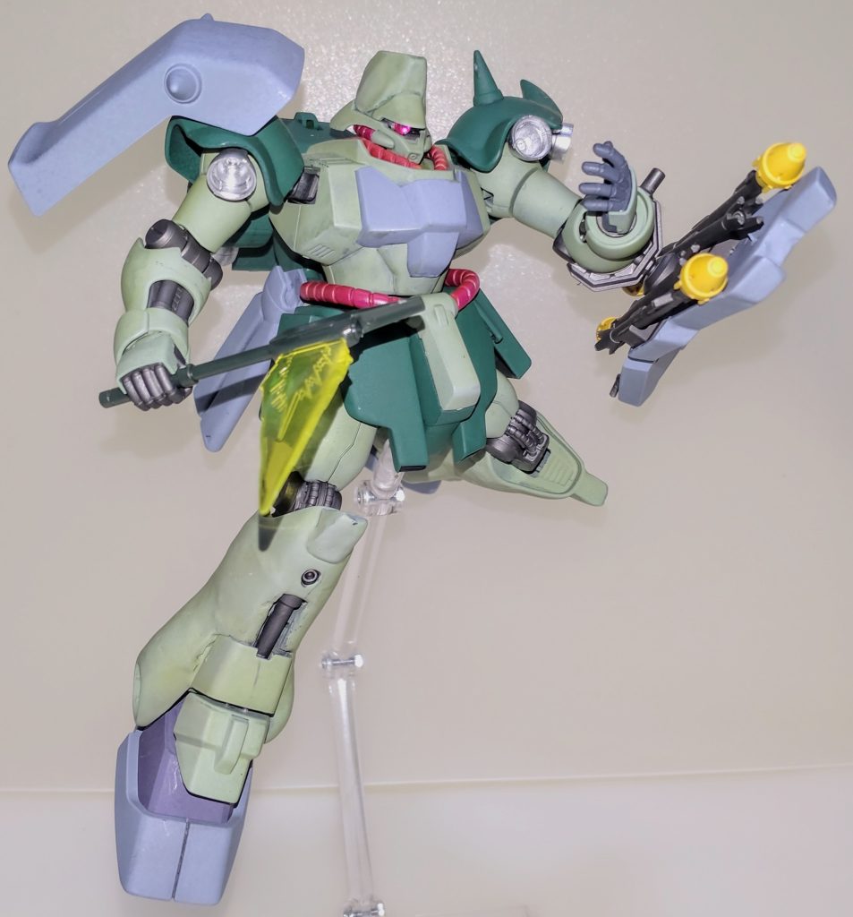 ビームソードアックスを持たせて。実際ポーズをつけさせてる時、映像で見れたらどんなに良かったかと思ってたりします😄