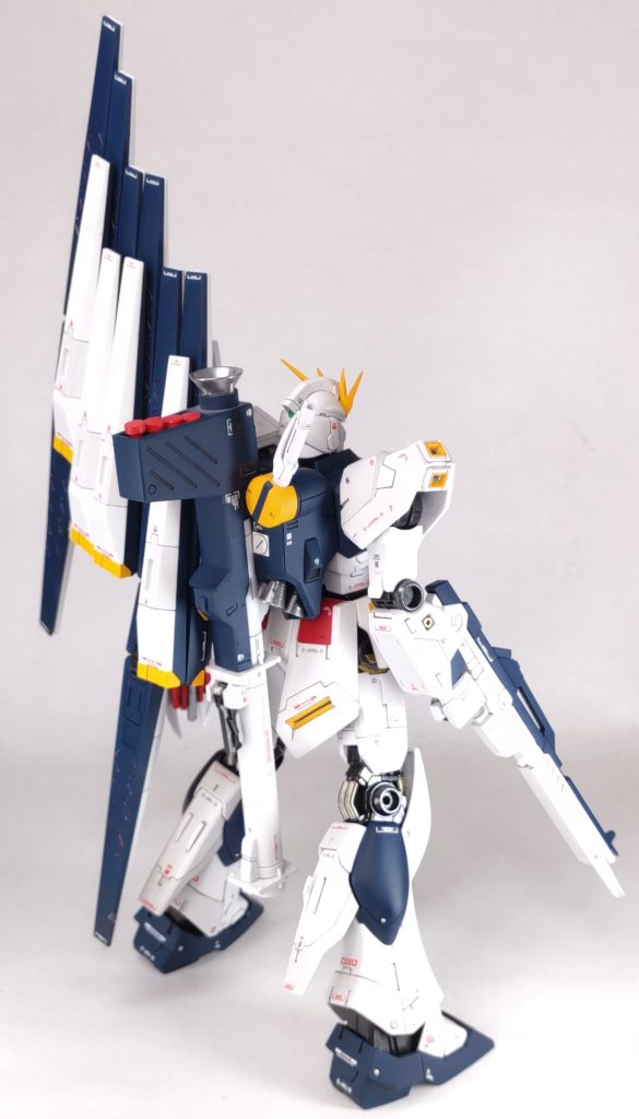 フィン・ファンネルはHGUCの物を使用。スジ彫りや塗り分けはRGのνガンダムを参考にしました。