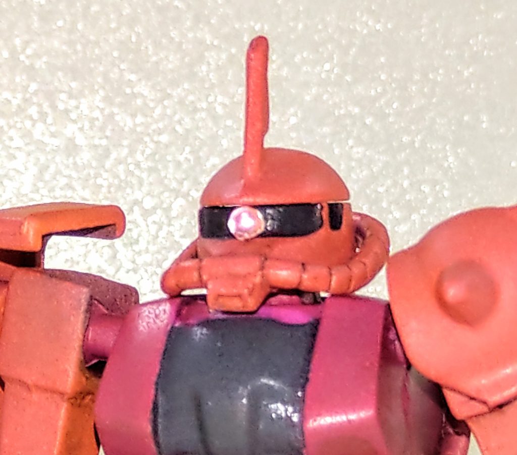 頭部。アンテナの削り込みとHアイズを貼り付けてモノアイを再現した以外はキットのままです。