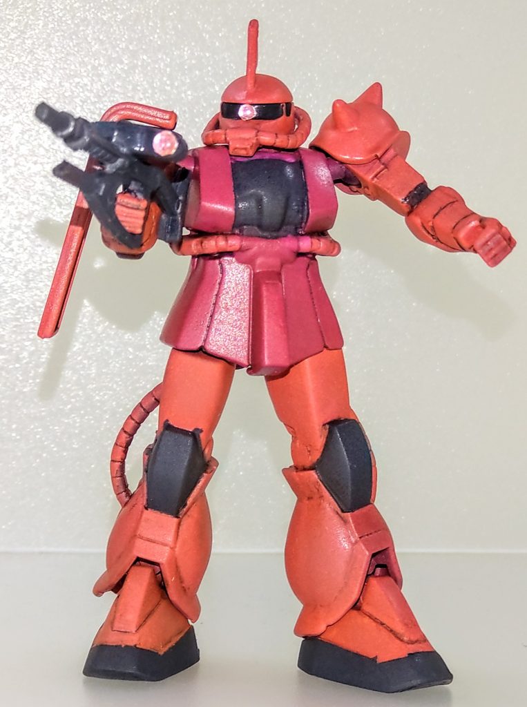 アクションポーズ。上半身は頭部・腕部がボールジョイント式なので肘以外はここまで動きます。下半身は太もも上部・足首にボールジョイントがあるのでほとんど動きませんが、立ち姿でのディスプレイを考えればこの方式はぴったりですね。