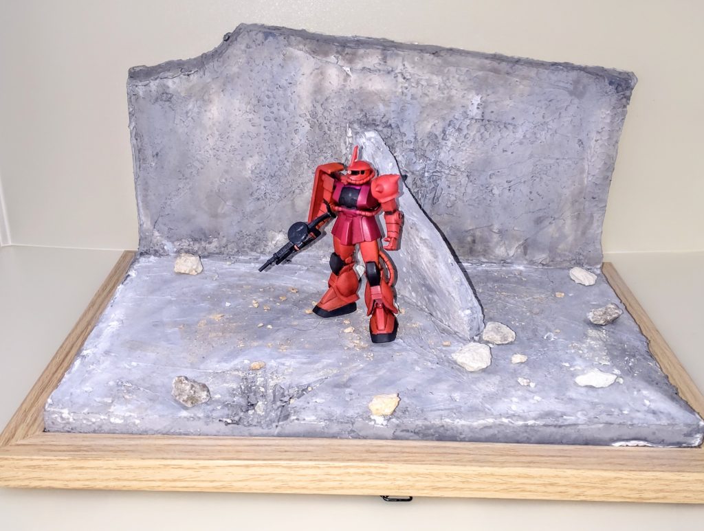 オマケ。食玩系フィギュア用に製作したディスプレイベースに載せて。オーバースケールかもしれませんが、雰囲気は出ていると思います。