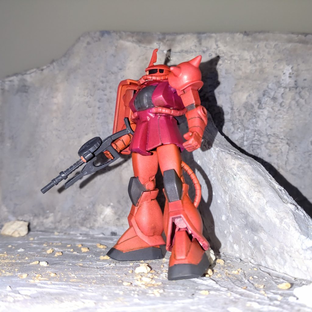 「 ガルマ散る」においてビルの瓦礫から砲撃に遭うガルマのガウを見つめるシャアザクをイメージして。TV版ではザクバズーカを所持していたのですが、今回はザクマシンガンを所持した劇場版を意識してみました。